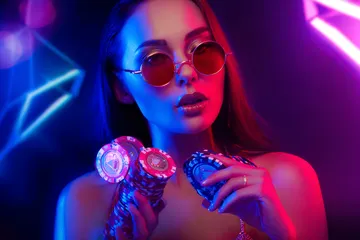 উজ্জ্বল স্লট মেশিনের পাশে হাস্যোজ্জ্বল এক নারী—যা 4777BIT–এর রোমাঞ্চকর স্লট সংগ্রহকে উপস্থাপন করে।